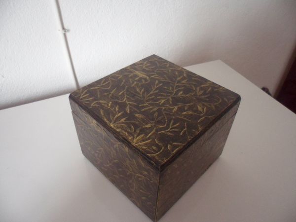 Caixa presente relevo dourado